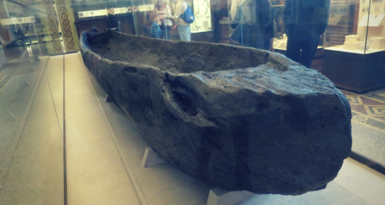 O canoe de 7,65 m lungime sculptată dintr-un trunchi de stejar. 3000 Î.e.n. - găsit lângă râul Don, Muzeul de Istorie al Rusiei, Moscova